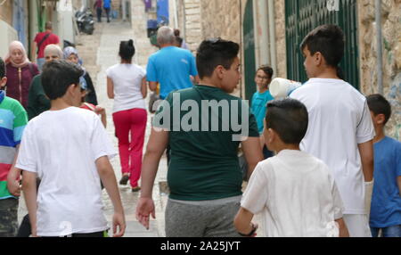 Les enfants arabes aller sur le chemin de l'école dans la vieille ville de Jérusalem, Israël Banque D'Images