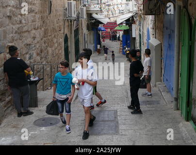 Les enfants arabes aller sur le chemin de l'école dans la vieille ville de Jérusalem, Israël Banque D'Images