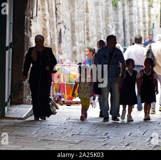 Les enfants arabes aller sur le chemin de l'école dans la vieille ville de Jérusalem, Israël Banque D'Images