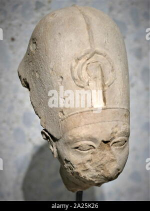 Chef d'Akhénaton portant la couronne bleue. 1334 BC ; Amarna ; l'Égypte. Banque D'Images