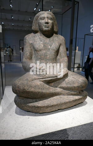 Statue en pierre de granit assis, de l'entrepôt de scribe, der-senedj. 2400 BC, Giza, Egypte ; Banque D'Images