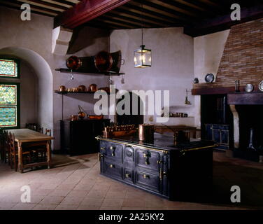 Cuisine du 19ème siècle avec des pots en cuivre et un four en fonte gamme, dans le Château de Roquetaillade, un château à Mazères (près de Bordeaux), France. Le décor et les raccords ont été supervisées par Viollet-le-Duc au xixe siècle. Eugène Emmanuel Viollet-le-Duc (1814 - 1879) est un architecte et théoricien français, célèbre pour son "interprétation" storations de bâtiments médiévaux Banque D'Images