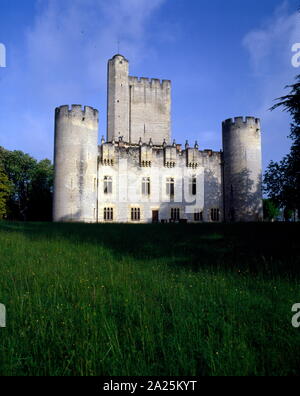 La Cité Médiévale Château de Roquetaillade, un château à Mazères (près de Bordeaux), France. En 1306, avec la permission du roi anglais Edward I, le cardinal de la Mothe, neveu du Pape Clément V construit une deuxième forteresse (le Château Neuf). Ce nouveau château était carré en plan avec six tours et un donjon central. Banque D'Images