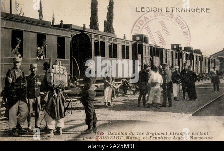 Le légionnaire français soldats coloniaux en gare sur la frontière 1905 La carte postale. Banque D'Images