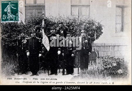 Le légionnaire français soldats coloniaux sur le drapeau devoir à Sidi Bel Abbès, Algérie 1909 carte postale. Banque D'Images