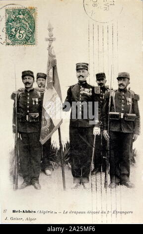 Le légionnaire français soldats coloniaux sur le drapeau devoir à Sidi Bel Abbès, Algérie 1908 carte postale. Banque D'Images