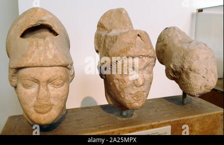 Chefs de guerriers casqués ; en trouvés à proximité du Temple d'Aphaia. 490 avant J.-C. Banque D'Images