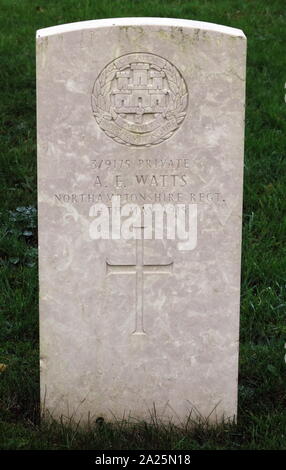 Pierre tombale militaire privé de A. E. Watts du Northamptonshire Regiment, qui sont morts pendant la Première Guerre mondiale Banque D'Images