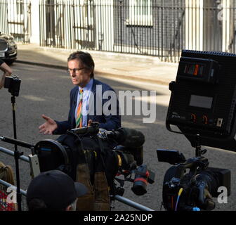 Robert Peston, journaliste britannique à Downing Street, Londres, l'établissement de rapports sur la démission et le départ du premier ministre, Theresa May. Downing Street est la résidence officielle et les bureaux du Premier Ministre du Royaume-Uni, et le Chancelier de l'Échiquier. Située au large de Whitehall, à quelques minutes à pied du Parlement, Downing Street a été construit dans les années 1680 par Sir George Downing. Banque D'Images