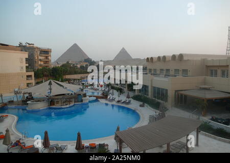 Sur les pyramides de Gizeh d'un hôtel de luxe Banque D'Images