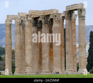 Vue sur le temple de Zeus olympien, Athènes. Banque D'Images