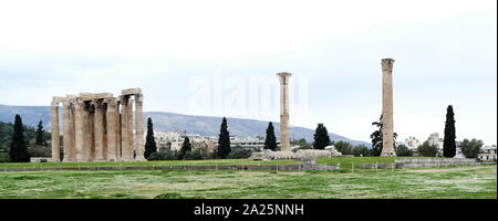 Vue sur le temple de Zeus olympien, Athènes. Banque D'Images