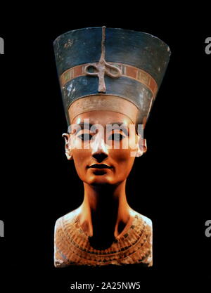 Buste de Néfertiti du agyptisches museum collection, actuellement dans le Neues Museum. neferneferuaten nefertiti (ch. 1370 - c. 1330 bc), reine égyptienne et de la grande épouse royale (chef) consort d'Akhenaton. le buste de Néfertiti est un calcaire recouvert de stuc peint buste, soupçonnés d'avoir été conçu en 1345 en Colombie-Britannique par le sculpteur thoutmosis. Une équipe archéologique allemande dirigée par Ludwig borchardt a découvert le buste en 1912 dans l'atelier de Thoutmosis. Banque D'Images