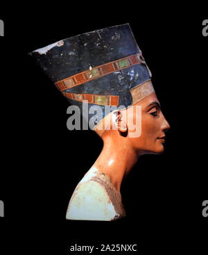 Buste de Néfertiti du agyptisches museum collection, actuellement dans le Neues Museum. neferneferuaten nefertiti (ch. 1370 - c. 1330 bc), reine égyptienne et de la grande épouse royale (chef) consort d'Akhenaton. le buste de Néfertiti est un calcaire recouvert de stuc peint buste, soupçonnés d'avoir été conçu en 1345 en Colombie-Britannique par le sculpteur thoutmosis. Une équipe archéologique allemande dirigée par Ludwig borchardt a découvert le buste en 1912 dans l'atelier de Thoutmosis. Banque D'Images