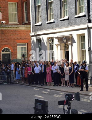 Boris Johnson, l'amie de carrie symonds(robe rose, au centre), avec 10 membres du personnel du numéro entrant, en attendant l'arrivée de Boris Johnson après sa nomination comme premier ministre britannique le 24 juillet 2019. Banque D'Images