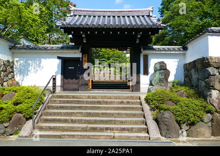 Saiho Route-ji, temple bouddhiste, zen rinzai, Kyoto, Japon. Le temple, qui est célèbre pour son jardin de mousse, est communément appelée "Koke-dera' a été, principalement construit pour honorer Amitâbha. En 1994, Saiho Route-ji a été inscrit comme site du patrimoine mondial de l'UNESCO. La salle principale du temple, connu sous le nom de Sairai-do a été reconstruit en 1969. Les peintures sur les portes coulissantes sont le travail de Domoto Insho. Banque D'Images