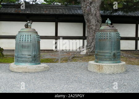 Le château de Nijo, Kyoto, Japon. Le château est composé de deux cercles concentriques (Kuruwa) de fortifications, le Palais Ninomaru, les ruines de la palais Honmaru, divers bâtiments de soutien et de plusieurs jardins. En 1601, Tokugawa Ieyasu, fondateur du shogunat Tokugawa, ordonna à tous les seigneurs féodaux dans l'ouest du Japon de contribuer à la construction du château de Nijo, qui a été achevée pendant le règne de Tokugawa Iemitsu en 1626. Banque D'Images