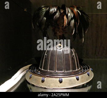 Kabuto laqué noir (casque) faits à partir du fer ; utilisée par un guerrier samouraï japonais. Milieu de la période Edo. La période Edo (période Tokugawa) entre 1603 et 1868 dans l'histoire du Japon, lorsque la société japonaise était sous la règle du shogunat Tokugawa Banque D'Images