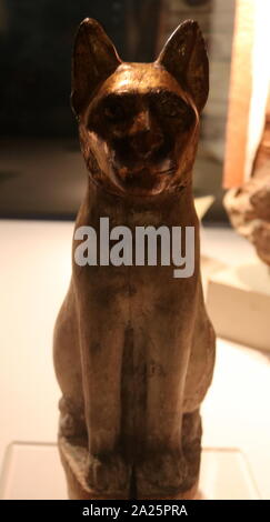 Statue en bois doré de la déesse chat Bastet, de Gurna en Égypte. Période tardive vers 400 avant J.-C. Banque D'Images