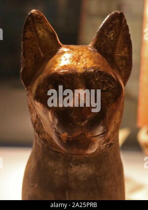 Statue en bois doré de la déesse chat Bastet, de Gurna en Égypte. Période tardive vers 400 avant J.-C. Banque D'Images