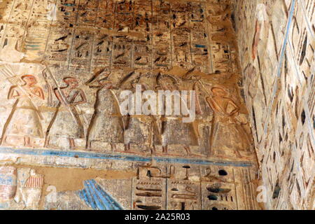 Cour intérieure du Temple de Ramsès III à Médinet Habou, l'Égypte. Le temple funéraire de Ramsès III à Médinet Habou était une importante nouvelle période de royaume temple structure dans la rive ouest de Louxor en Égypte. Le temple a inscrit reliefs représentant l'avènement et la défaite des peuples de la mer sous le règne de Ramsès III. Excavation initiale du temple a eu lieu sporadiquement entre 1859 et 1899 Banque D'Images