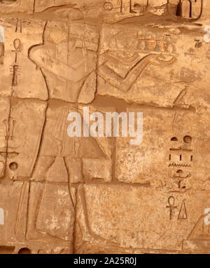 Cour intérieure du Temple de Ramsès III à Médinet Habou, l'Égypte. Le temple funéraire de Ramsès III à Médinet Habou était une importante nouvelle période de royaume temple structure dans la rive ouest de Louxor en Égypte. Le temple a inscrit reliefs représentant l'avènement et la défaite des peuples de la mer sous le règne de Ramsès III. Excavation initiale du temple a eu lieu sporadiquement entre 1859 et 1899 Banque D'Images