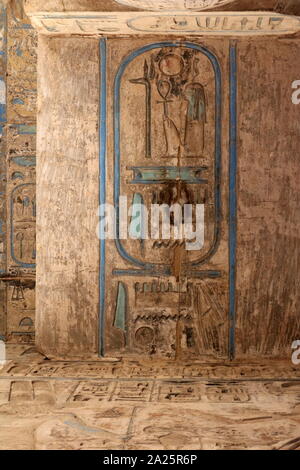 Deuxième cour des fêtes, Médinet Habou, Thèbes, Égypte. Temple de Ramsès II à Médinet Habou, l'Égypte. Le temple funéraire de Ramsès III à Médinet Habou était une importante nouvelle période de royaume temple structure dans la rive ouest de Louxor en Égypte. Le temple a inscrit reliefs représentant l'avènement et la défaite des peuples de la mer sous le règne de Ramsès III. Excavation initiale du temple a eu lieu sporadiquement entre 1859 et 1899 Banque D'Images