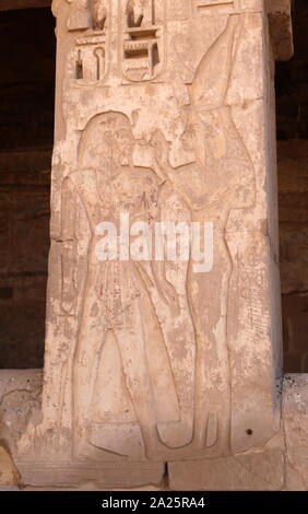 Près de l'entrée du temple funéraire de Ramsès III, à Medinet Habou, est le Temple d'Amon, (Amon Djeser Set) datant de la xviiième dynastie 1458 BC, construit par Hatshepsout et Thoutmosis III. Il a subi de nombreuses transformations et modifications au fil des ans, en partie dans le 20e, 25e, 26e, 29e et 30e dynasties et de l'époque gréco-romaine. Banque D'Images