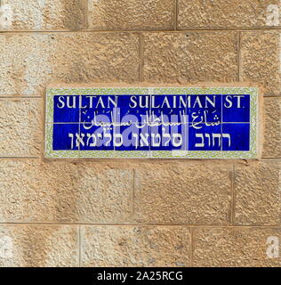 Trilingue, plaque de rue dans la vieille ville de Jérusalem ; Sultan Suleiman Street, Jérusalem Est Banque D'Images