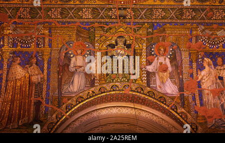 Mosaïques représentant les rois de France décorer l'Église du Souvenir Kaiser Wilhelm (Gedachtniskirche) à Berlin. L'église originale sur le site web a été construit dans les années 1890. Il a été gravement endommagée par un bombardement en 1943. Le bâtiment actuel, qui est constitué d'une église avec un hall d'accueil et d'un beffroi séparé avec une chapelle, a été construite entre 1959 et 1963. La flèche de l'ancienne église a été conservé et son rez-de-chaussée a été transformée en salle du Souvenir. Banque D'Images