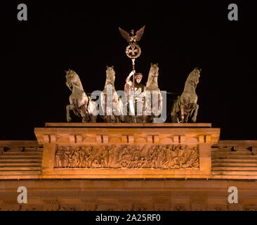 La porte de Brandebourg (Brandenburger Tor) Vue de nuit. Au xviiie siècle un monument néo-classique à Berlin, construit à l'ordre du roi de Prusse Frédéric-Guillaume II après la restauration de l'ordre au début de la révolution batave. L'un des plus célèbres monuments de l'Allemagne, la Quadriga, est une sculpture d'un char tiré par quatre chevaux, sculptée par Johann Gottfried Schadow Banque D'Images