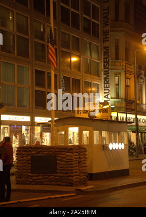 Checkpoint Charlie Checkpoint ('C') est le nom donné par les alliés occidentaux de la plus connue au point de passage du mur de Berlin entre Berlin Est et Berlin Ouest pendant la guerre froide (1947-1991). Banque D'Images
