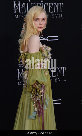 Los Angeles, United States. 06Th Oct, 2019. Elle Fanning acteur assiste à la première de the motion picture fantasy 'Maleficent : maîtresse du Mal' au El Capitan Theatre dans la section Hollywood de Los Angeles le lundi, 30 Septembre, 2019. Scénario : maléfique et sa filleule Aurora commencer à remettre en question les liens familiaux complexes qui les lient comme ils sont tirés dans différentes directions par mariage imminent, alliés inattendus, et de nouvelles forces en jeu. Photo par Jim Ruymen/UPI UPI : Crédit/Alamy Live News Banque D'Images