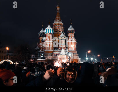 Moscou, Russie - 1 janvier, 2019 : Beaucoup de gens se sont réunis pour une célébration universelle le Nouvel An à Moscou sur la Place Rouge près de la cathédrale Saint-Basile Banque D'Images