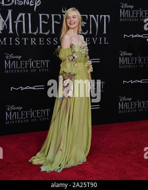 Los Angeles, United States. 06Th Oct, 2019. Elle Fanning acteur assiste à la première de the motion picture fantasy 'Maleficent : maîtresse du Mal' au El Capitan Theatre dans la section Hollywood de Los Angeles le lundi, 30 Septembre, 2019. Scénario : maléfique et sa filleule Aurora commencer à remettre en question les liens familiaux complexes qui les lient comme ils sont tirés dans différentes directions par mariage imminent, alliés inattendus, et de nouvelles forces en jeu. Photo par Jim Ruymen/UPI UPI : Crédit/Alamy Live News Banque D'Images