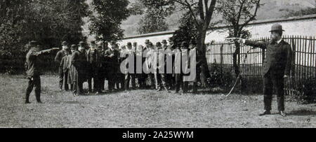 Deux hommes mis en place une simulation de duel comme spectateurs watch. France 1902 Banque D'Images