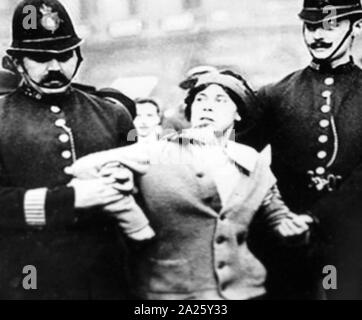 Photographie d'une suffragette être arrêtés en Grande-Bretagne. Une suffragette était membre d'organisations de femmes au début du xxe siècle qui, sous la bannière "vote des femmes", a lutté pour le droit de vote dans les élections, connu comme le vote des femmes. Banque D'Images