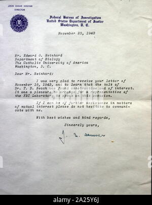 Lettre signée par J. Edgar Hoover avec le FBI à en-tête. John Edgar Hoover (1895-1972) le premier directeur du Federal Bureau of Investigation des États-Unis. Banque D'Images