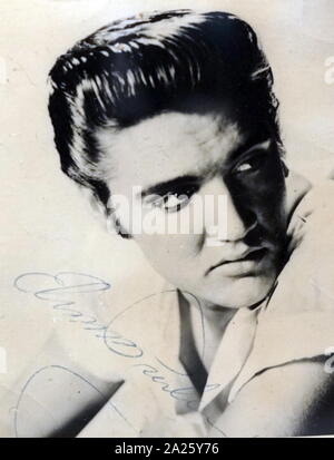 Une photographie autographiée d'Elvis Presley. Elvis Aaron Presley (1935-1977), un chanteur et acteur. Banque D'Images