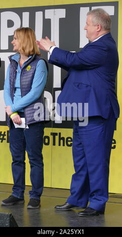 Pro-Referendum MP's de différents partis au "vote du peuple' en mars la place du Parlement, Londres. Le vote du peuple mars a eu lieu à Londres le 23 mars 2019 dans le cadre d'une série de manifestations pour protester contre l'Brexit, appellent à un nouveau référendum, et demander au gouvernement britannique de révoquer l'article 50. Il a permis à la capitale des centaines de milliers de manifestants, ou plus d'un million de personnes selon les organisateurs. De gauche à droite : Justine Greening, Ian Blackford Banque D'Images