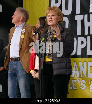 Anna Soubry, membre du Parlement, s'adressant au "vote du peuple' en mars la place du Parlement, Londres. Banque D'Images