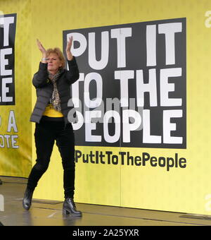 Anna Soubry, membre du Parlement européen, à la "voix" du peuple en mars la place du Parlement, Londres. Banque D'Images