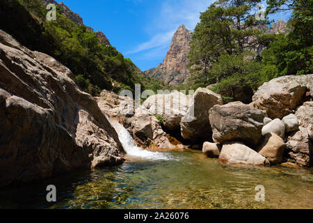 Capu Casconi / Vallée de Saint Christophe / Vallée de la Lonca paysage cascade et piscine naturelle, les gorges de Spelunca / gorges de Spelunca, Ota, Corse France Banque D'Images