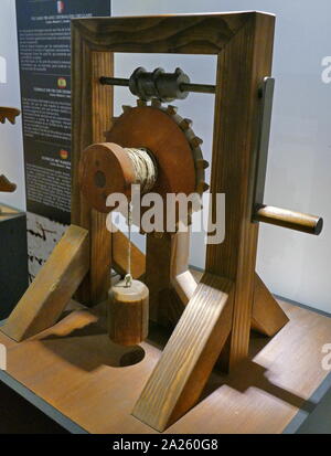 Modèle d'une vis sans fin sans dents, alternant mouvement de la roue dentée, qui élève ou abaisse un objet simplement en tournant la manivelle. basé sur un dessin de Léonard de Vinci (1452-1519), l'artiste italien et polymathe. Codex Madrid I, folio 17 v. Banque D'Images