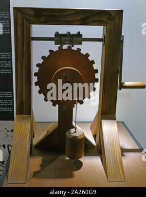 Modèle d'une vis sans fin sans dents, alternant mouvement de la roue dentée, qui élève ou abaisse un objet simplement en tournant la manivelle. basé sur un dessin de Léonard de Vinci (1452-1519), l'artiste italien et polymathe. Codex Madrid I, folio 17 v. Banque D'Images