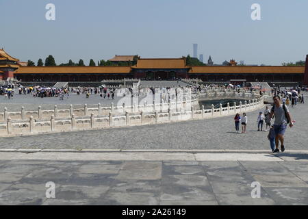 La Cité Interdite, était l'ancien palais impérial chinois de la dynastie Ming à la fin de la dynastie des Qing (les années 1420 à 1912). La Cité Interdite servit de résidence d'Empereurs et de leurs ménages et était le cérémonial et centre politique du gouvernement chinois pour presque 500 ans. Construit de 1406 à 1420, le complexe se compose de 980 bâtiments et couvre 72 hectares (plus de 180 hectares). La Cité interdite a été déclaré site du patrimoine mondial en 1987et est répertorié par l'UNESCO comme la plus grande collection d'anciennes structures en bois préservé dans le monde. Banque D'Images