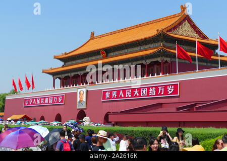 Portrait de Mao Zedong (chef communiste chinois) au-dessus de la Tienanmen, ou porte de la paix céleste, est une porte monumentale dans le centre de Beijing, largement utilisé comme un symbole national de la Chine. D'abord construit pendant la dynastie des Ming en 1420, a été Tiananmen l'entrée de la Cité impériale, dans laquelle la Cité Interdite était situé. Banque D'Images