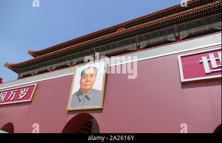 Portrait de Mao Zedong (chef communiste chinois) au-dessus de la Tienanmen, ou porte de la paix céleste, est une porte monumentale dans le centre de Beijing, largement utilisé comme un symbole national de la Chine. D'abord construit pendant la dynastie des Ming en 1420, a été Tiananmen l'entrée de la Cité impériale, dans laquelle la Cité Interdite était situé. Banque D'Images