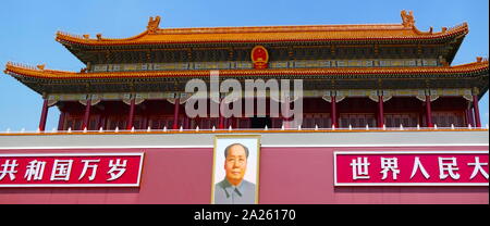 Portrait de Mao Zedong (chef communiste chinois) au-dessus de la Tienanmen, ou porte de la paix céleste, est une porte monumentale dans le centre de Beijing, largement utilisé comme un symbole national de la Chine. D'abord construit pendant la dynastie des Ming en 1420, a été Tiananmen l'entrée de la Cité impériale, dans laquelle la Cité Interdite était situé. Banque D'Images