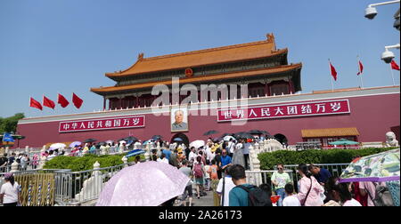 Portrait de Mao Zedong (chef communiste chinois) au-dessus de la Tienanmen, ou porte de la paix céleste, est une porte monumentale dans le centre de Beijing, largement utilisé comme un symbole national de la Chine. D'abord construit pendant la dynastie des Ming en 1420, a été Tiananmen l'entrée de la Cité impériale, dans laquelle la Cité Interdite était situé. Banque D'Images